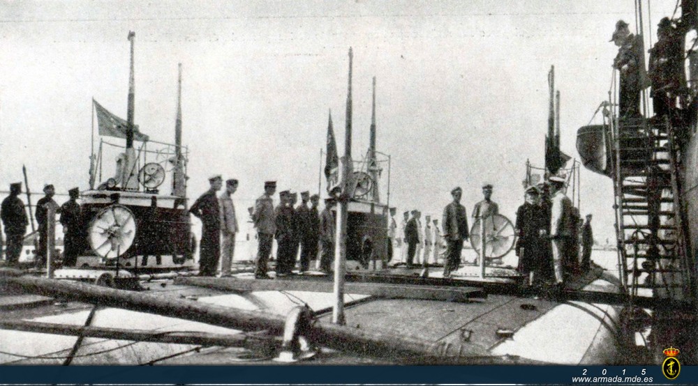 Septiembre de 1917. El ministro de Marina Alte. Flórez visita los submarinos de la Clase A a su llegada a Tarragona procedentes de La Spezia, donde fueron construidos.